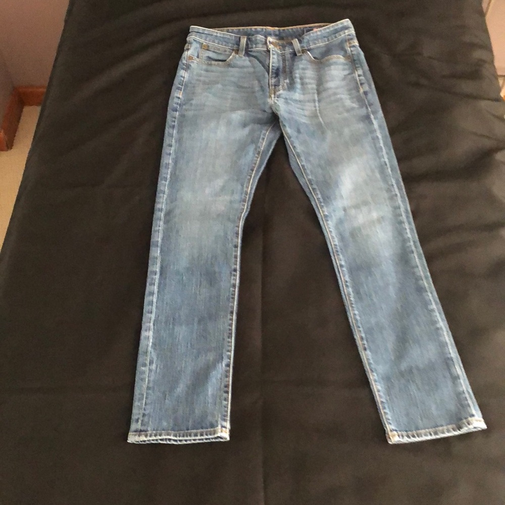 Vineyard Vines, men’s medium wash jeans; 30x32. Slim fit.